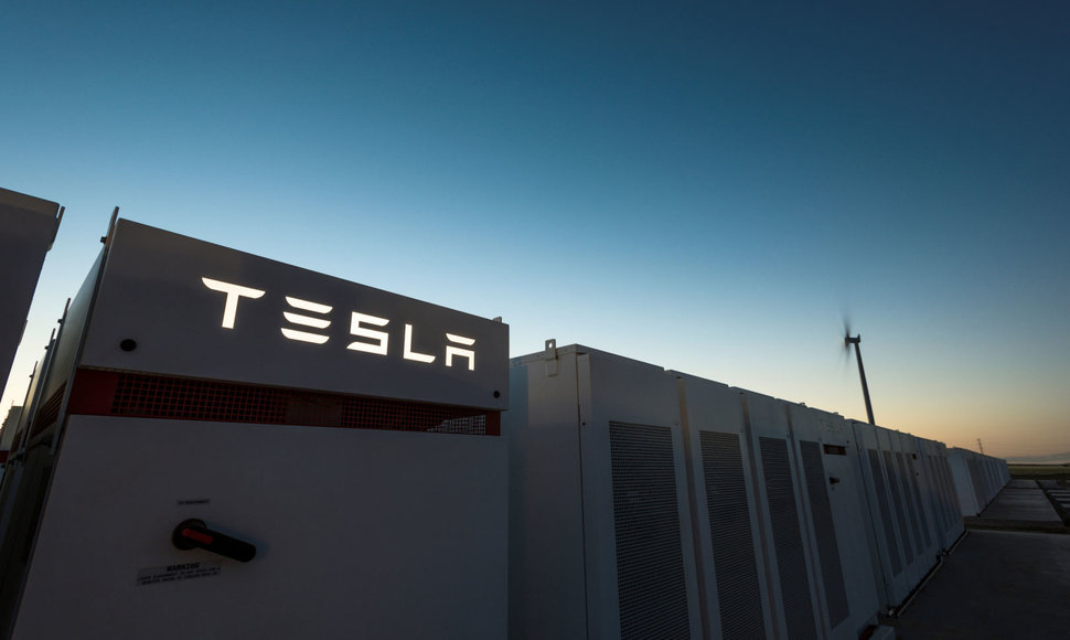 Elonas Muskas pastatė didžiausią pasaulyje akumuliatorių „Tesla Powerpack“