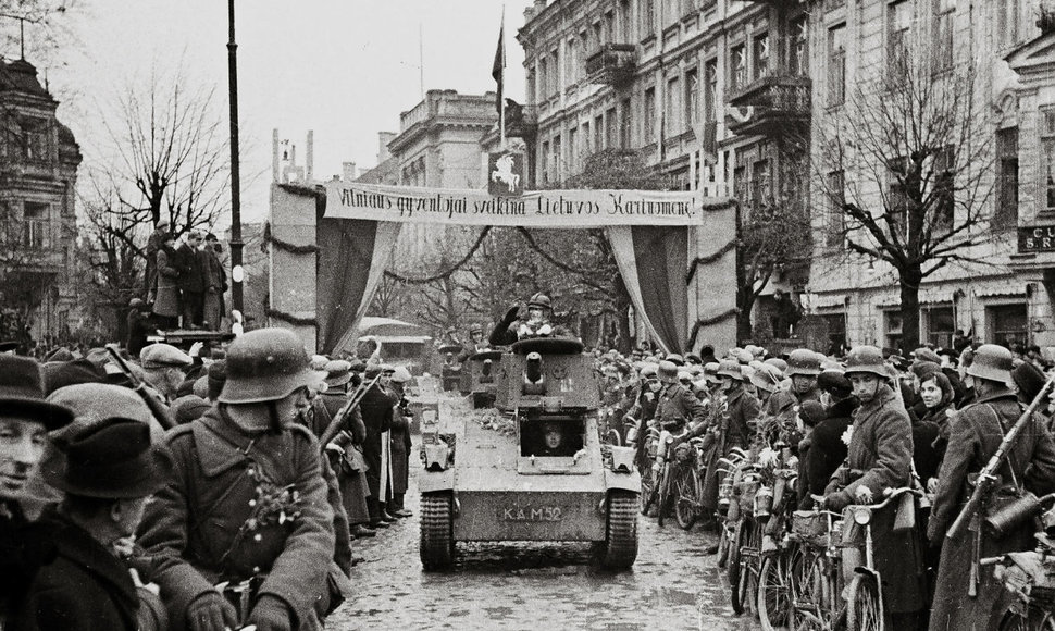 J. Miežlaiškis. Lietuvos kariuomenė įžengia į sugrąžintą Vilnių. 1939 m. (V. Juraičio archyvas)