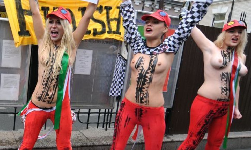 „Femen“ aktyvistės Silvio Berlusconi išlydėjo nuogomis krūtinėmis