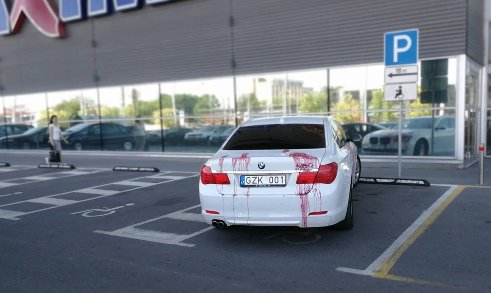 BMW neįgaliųjų vietoje