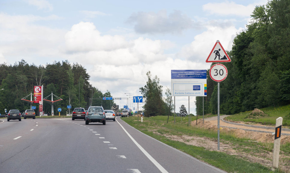 Laikini greitį ribojantys ženklai Oslo gatvėje, važiuojant nuo Gariūnų Vilniuje