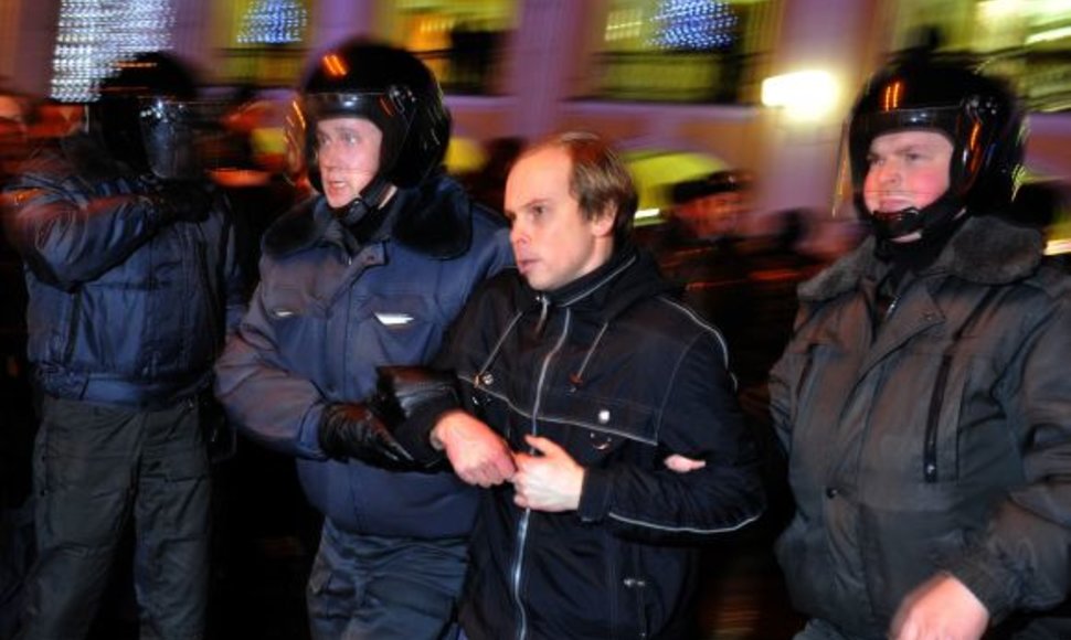Sankt Peterburge suimta šimtai protestuotojų