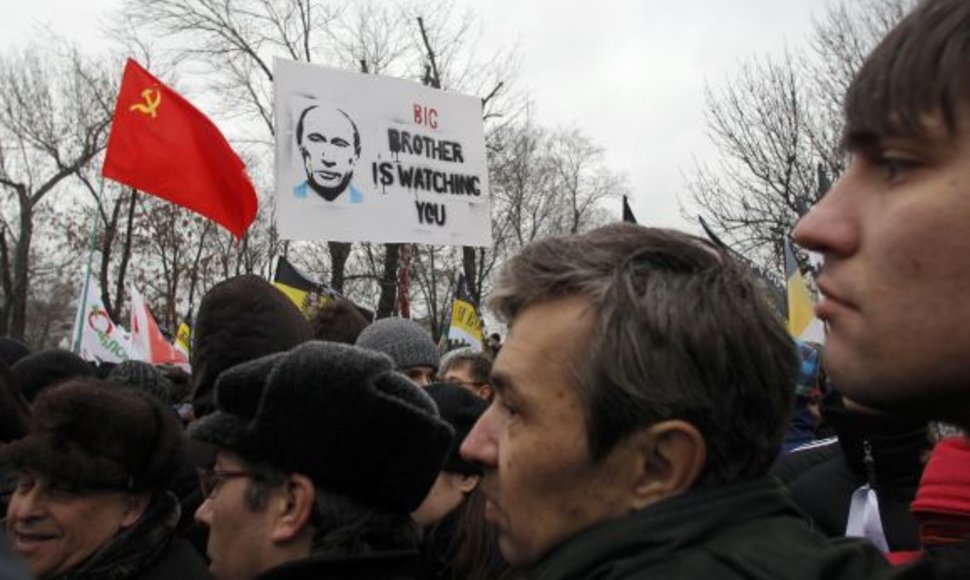 Išradingiausi demonstrantų plakatai ir kaukės