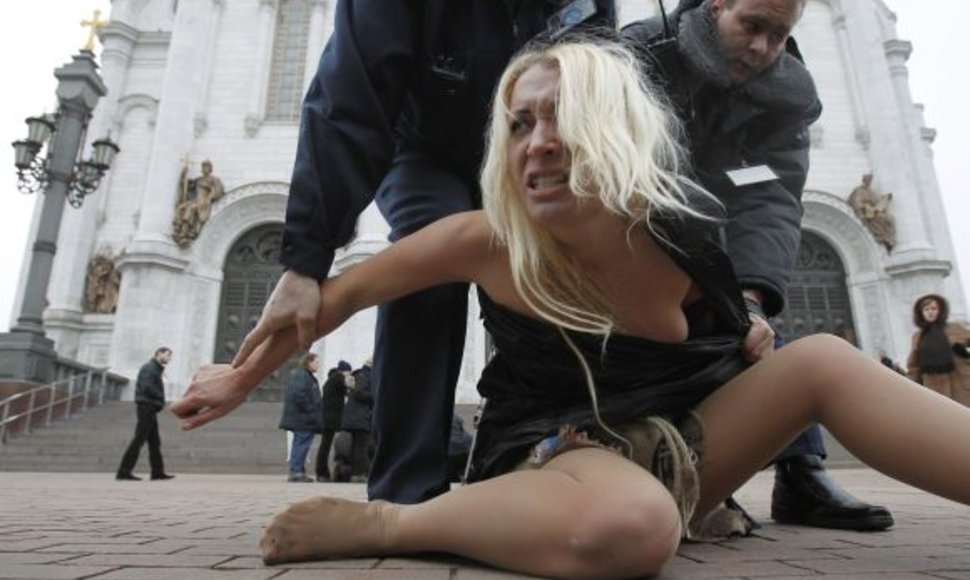 Nuogą „Femen“ protestą nutraukė Maskvos policija 