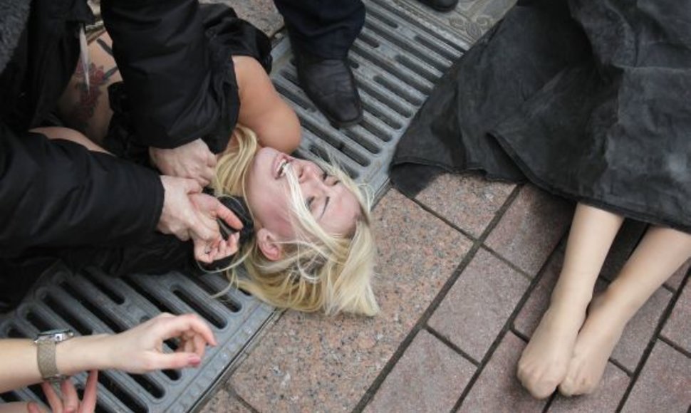 Nuogą „Femen“ protestą nutraukė Maskvos policija 