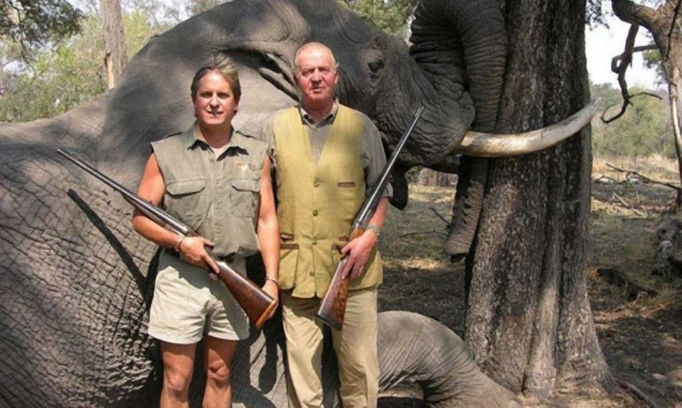 Ispanijos karalius Juanas Carlosas II (dešinėje) ne pirmą kartą dalyvauja dramblių žudynėse Botsvanoje. Ši nuotrauka daryta 2006 metais.
