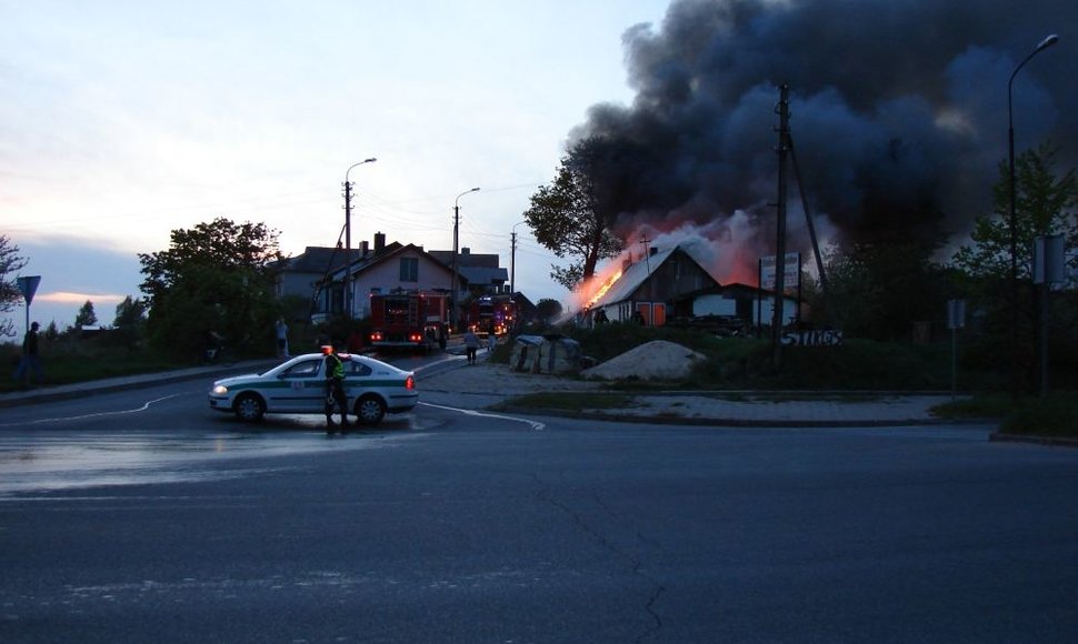 Ketvirtadienio vakarą Šiauliuose degė medinis namas. 