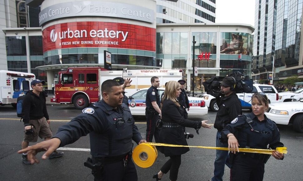 Toronto policija dirba nusikaltimo vietoje.