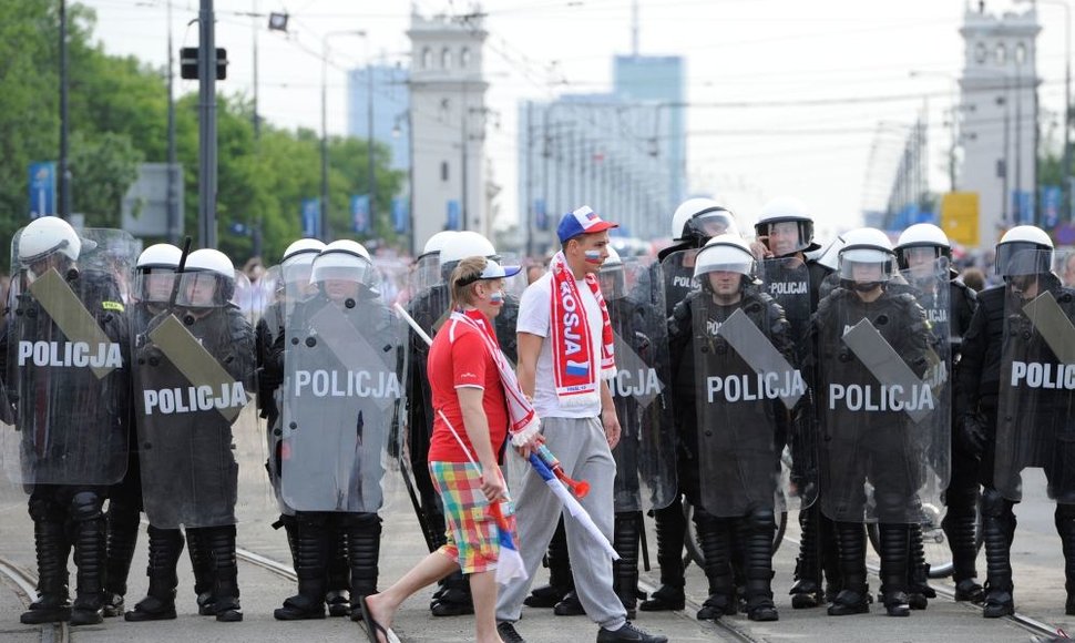 Rusijos sirgaliai eina pro policininkų užkardą.