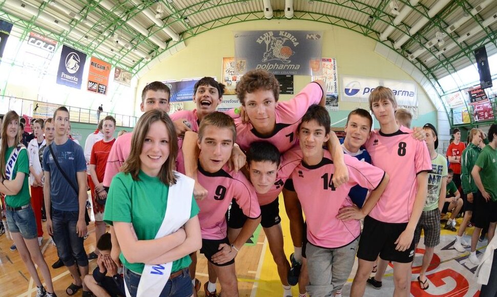 Vilniaus sporto mokyklos &ndash; &bdquo;Tauras&ldquo; vaikinų tinklinio komanda i&scaron;kovojo antrąją vietą