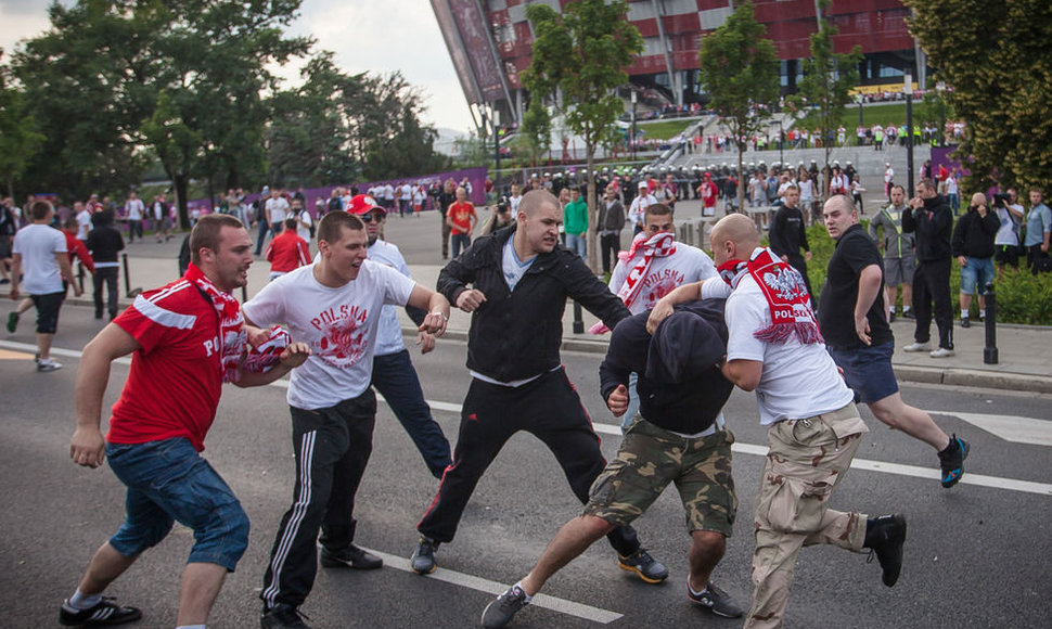 Lenkų sirgaliai Varšuvoje muša rusą.