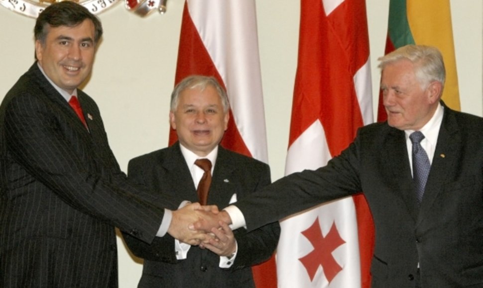 M.Saakašvilis, L.Kaczynskis ir V.Adamkus pernai lapkritį Tbilisyje buvo susitikę visiškai kitokiomis aplinkybėmis.