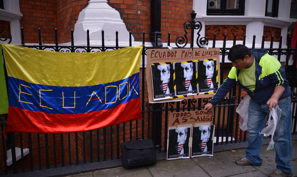 Juliano Assange'o šalininkas Londone prie Ekvadoro ambasados