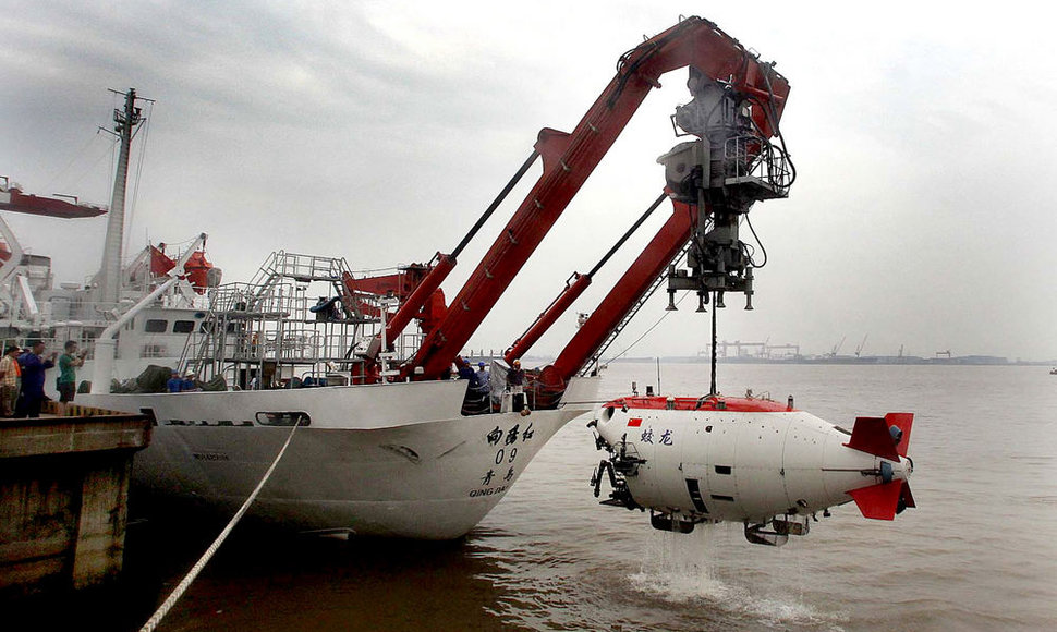 Kinų povandeninis laivas „Jiaolong“ nuleidžiamas į vandenį.