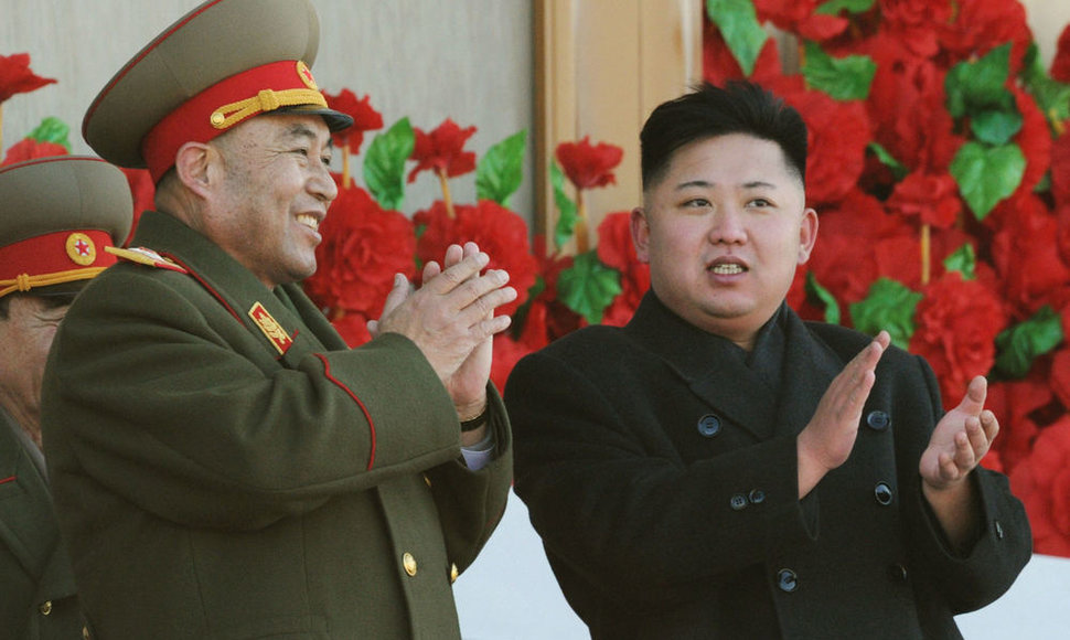 Ri Yong-ho (kairėje) ir Kim Jong-unas vasarį dar kartu priiminėjo karinį paradą.