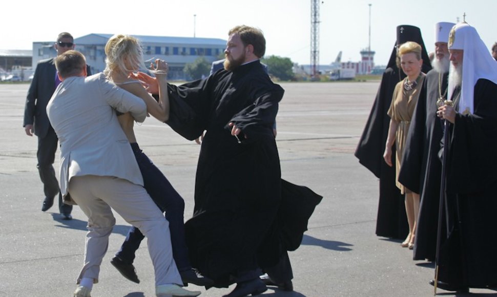 „Femen“ aktyvistės nepraleido progos surengti išpuolį prieš patriarchą Kirilą.