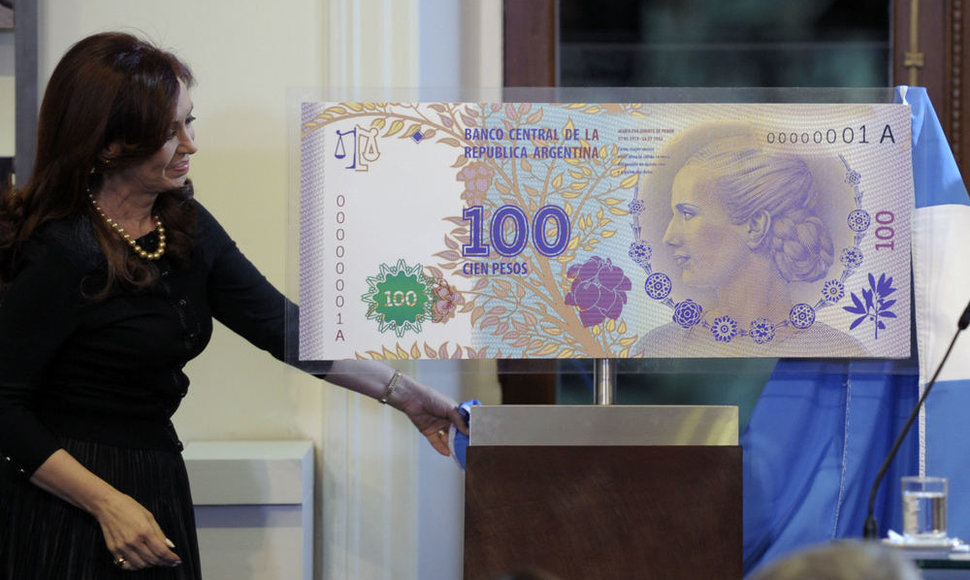 Cristina Kirchner pristatė naująjį 100 pesų banknotą su Evos Peron atvaizdu.