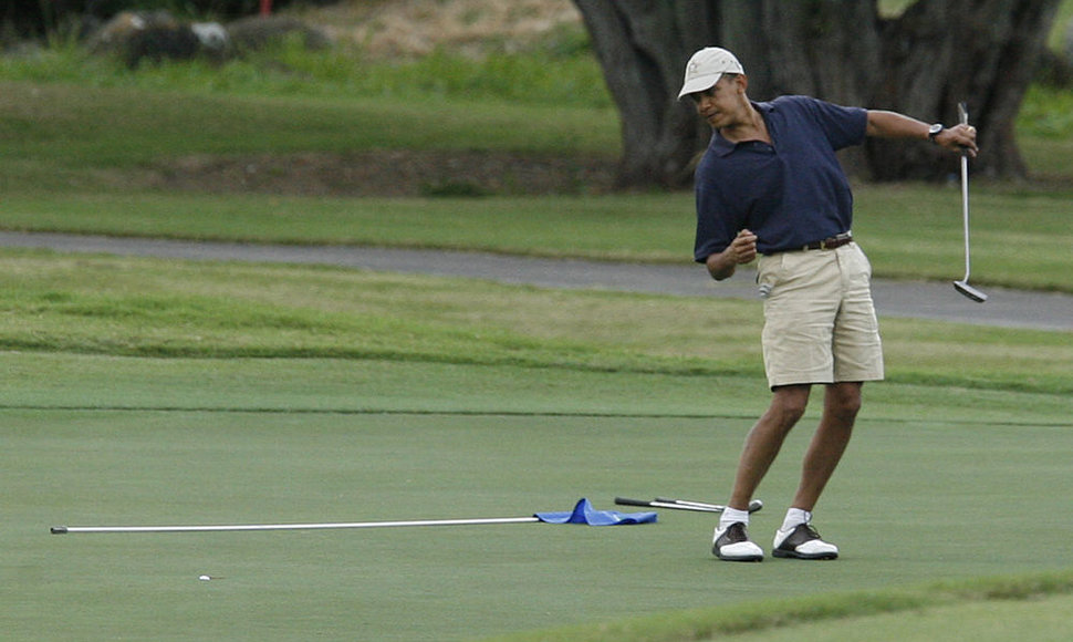 Barackas Obama žaidžia golfą.