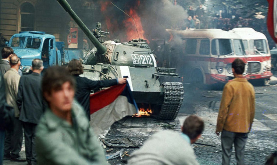 Prahos gyventojai mėgina sustabdyti sovietų tanką (1968 m. rugpjūčio 21 d.).