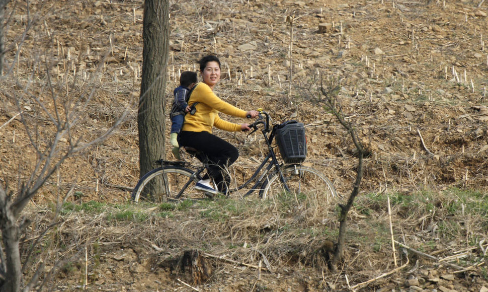 Šiaurės korėjietė ant dviračio