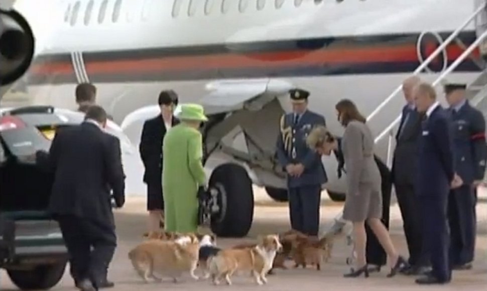 Karalienė Elizabeht II su savo šunimis oro uoste