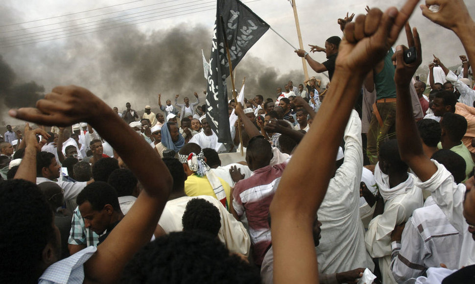 Protestuotojai prie JAV ambasados Sudano sostinėje Chartume