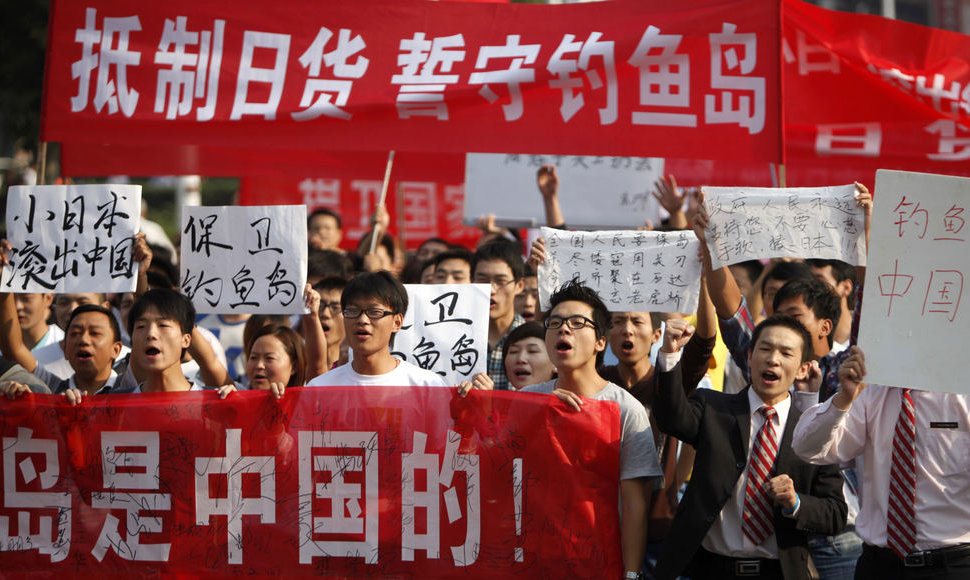 Kinai protestuoja prie Japonijos ambasados.