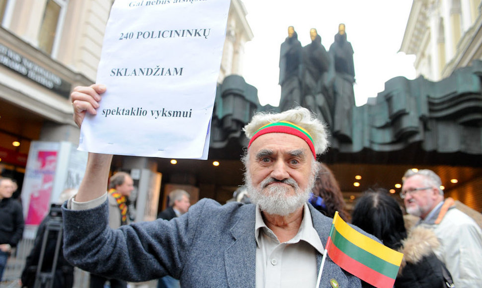 Protestas prie Lietuvos nacionalinio dramos teatro