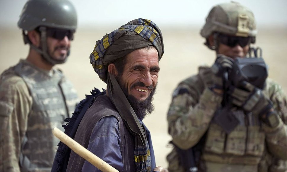 Amerikiečiai kariai ir afganistanietis