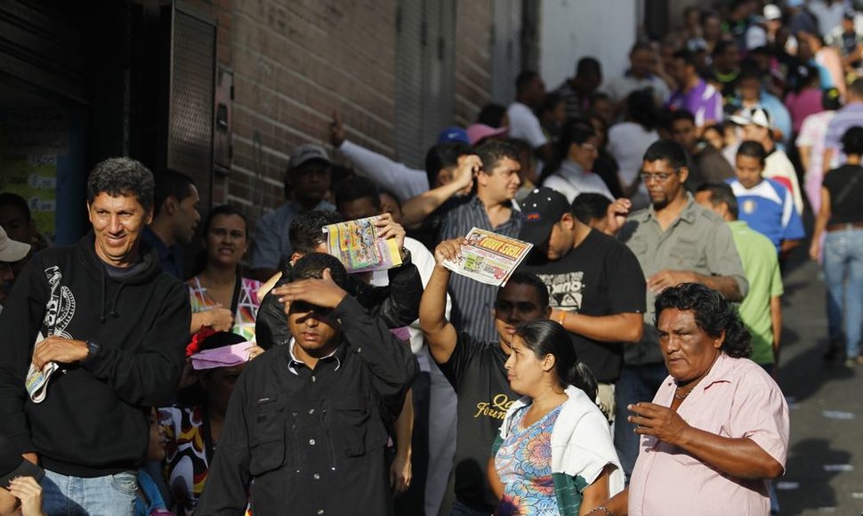 Venesueliečiai išsirikiavo ilgose eilėse prie balsavimo apylinkių.