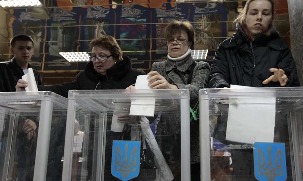 Ukrainiečiai balsuoja Aukščiausiosios Rados rinkimuose.