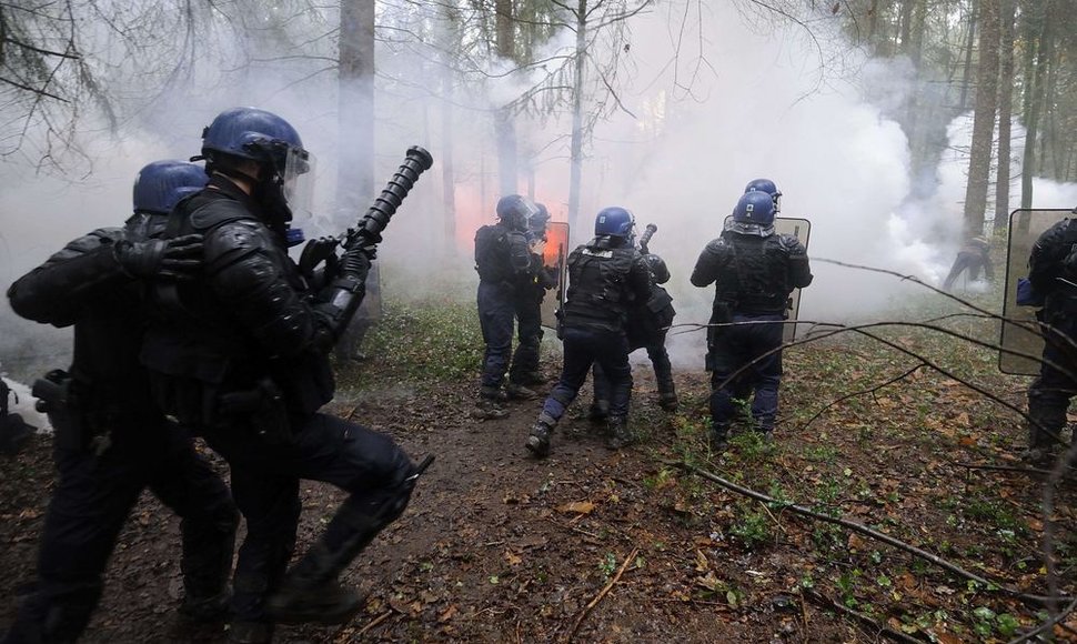 Prancūzijos policininkai atakuoja protestuotojus.