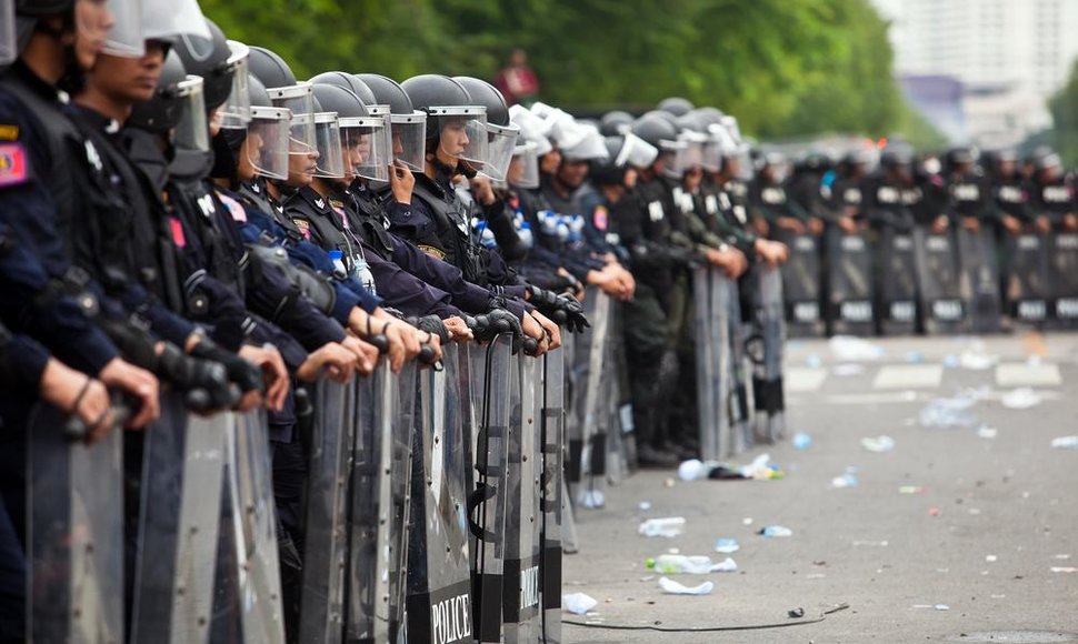 Tailando policininkai pasirengę atremti protestuotojus.