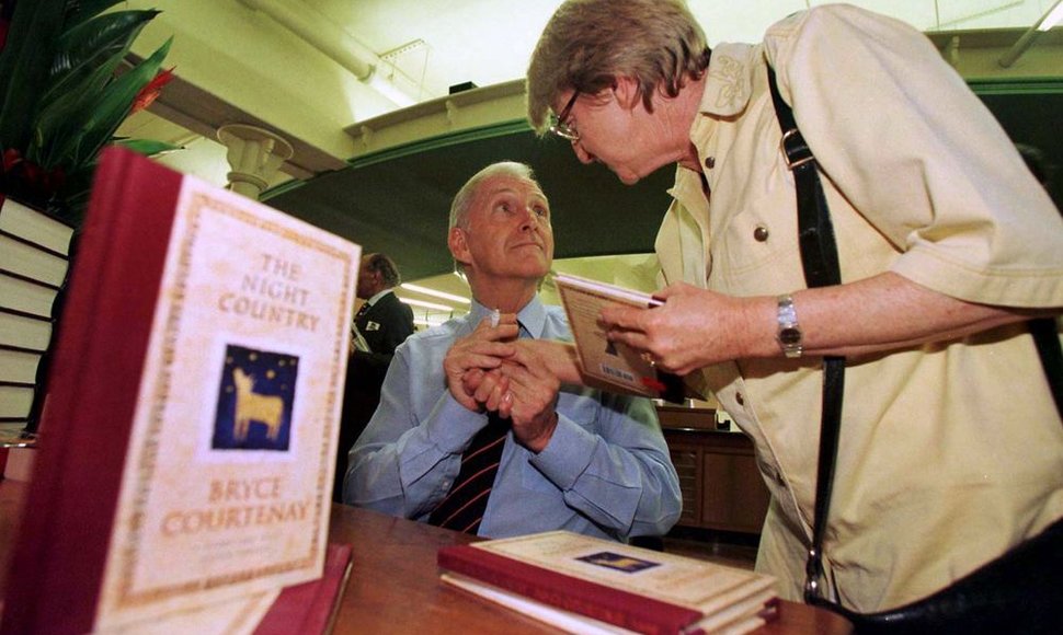 Autografus gerbėjams dalijantis Bryce'as Courtenay