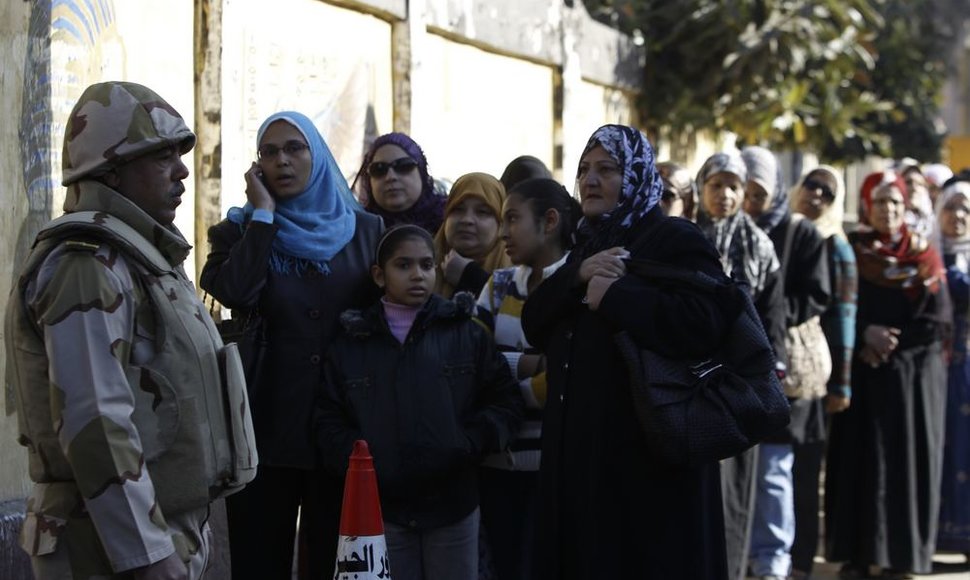 Egiptiečiai laukia eilėje prie balsavimo apylinkės.