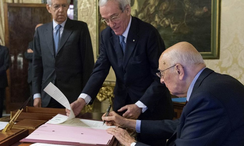 Italijos prezidentas Giorgio Napolitano (dešinėje) paleido šalies parlamentą.