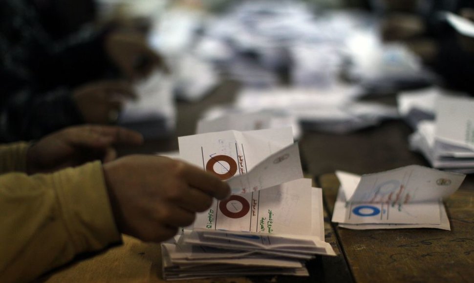 Egipte skaičiuojami referendumo dėl naujosios konstitucijos priėmimo rezultatai.