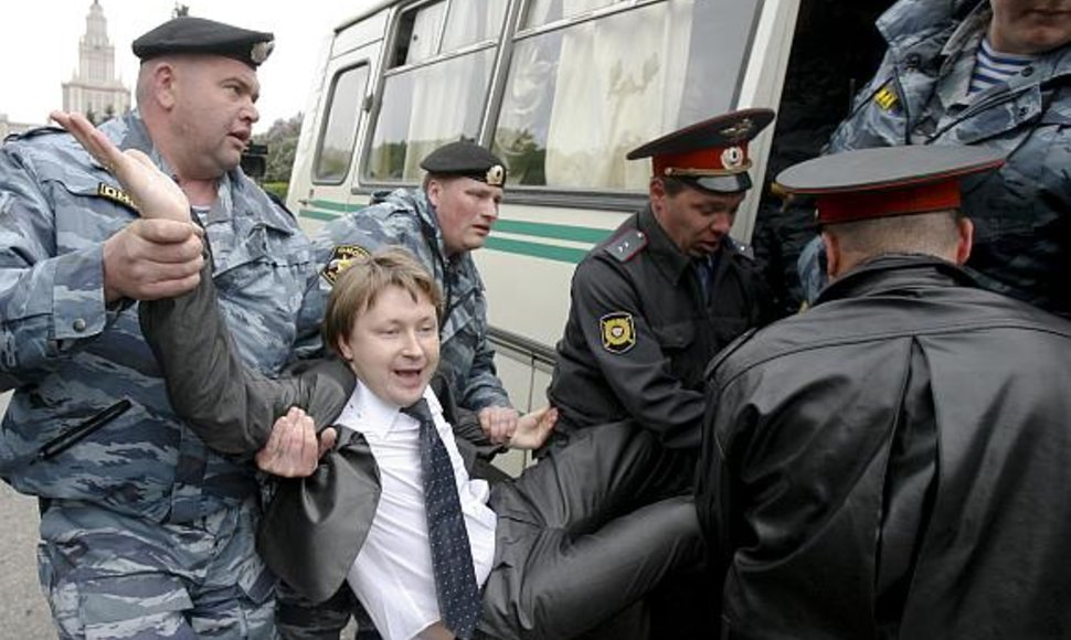 Milicija sulaiko Rusijos gėjų teisių aktyvistą Nikolajų Aleksejevą.