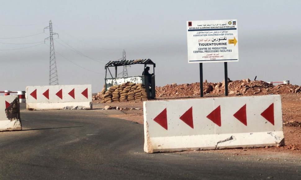 Alžyro kariuomenės postas netoli dujų įmonės, kurioje vyksta įkaitų drama