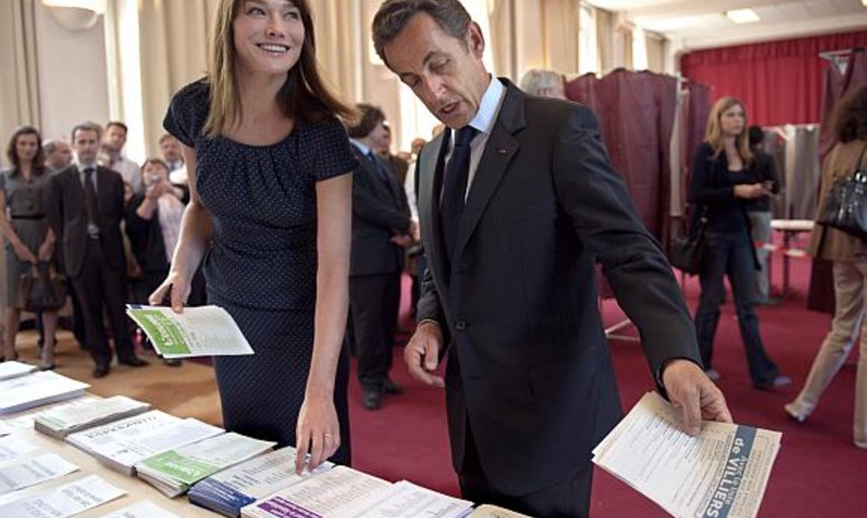 Prancūzijos prezidentas Nicolas Sarkozy balsuoti atėjo su žmona Carla Bruni.