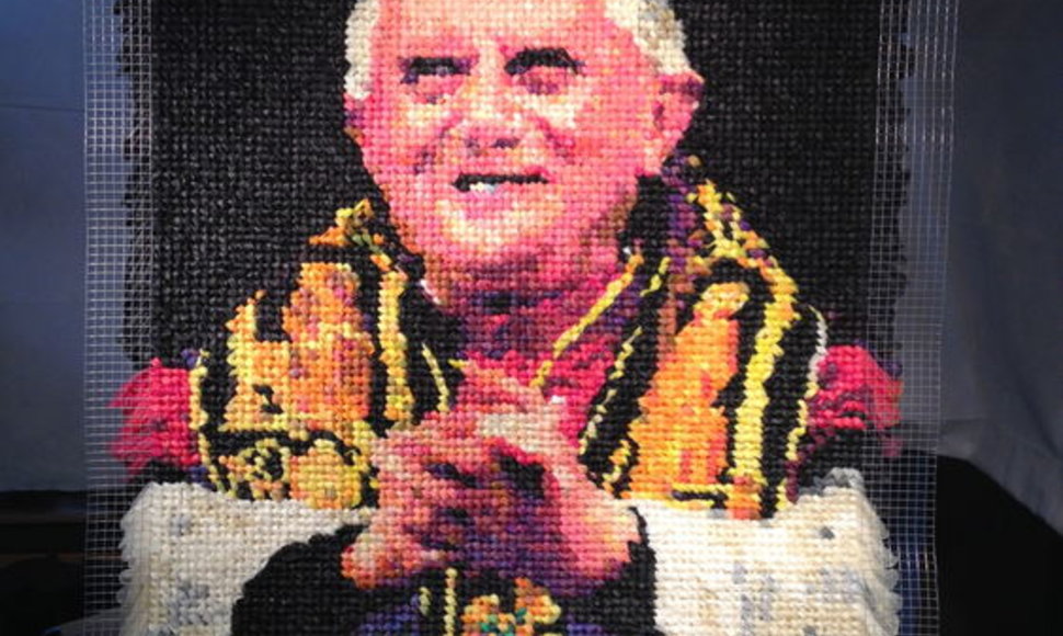 Popiežiaus Benedikto XVI portretas iš 17 tūkstančių prezervatyvų