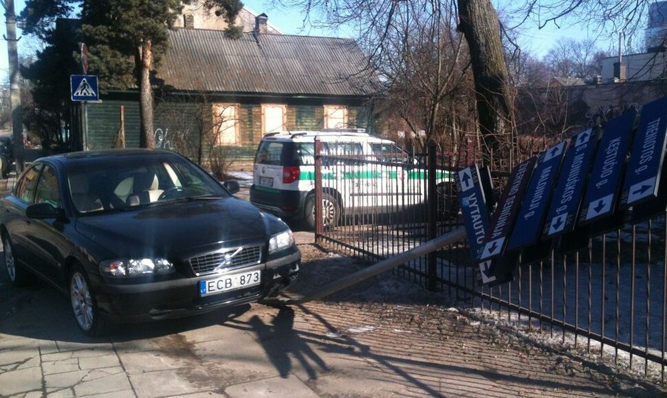 „Volvo“ nuvertė informacinį ženklą.
