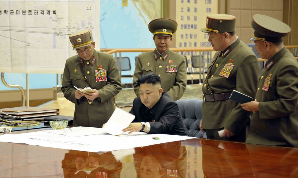 Kim Jong Unas su Šiaurės Korėjos karo vadais