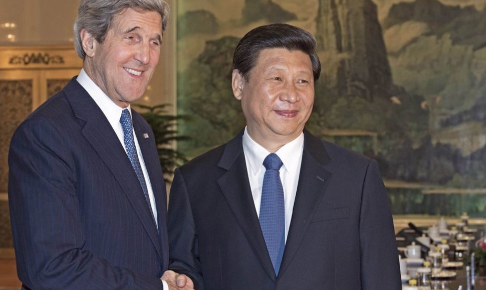 Johnas Kerry ir Xi Jinpingas