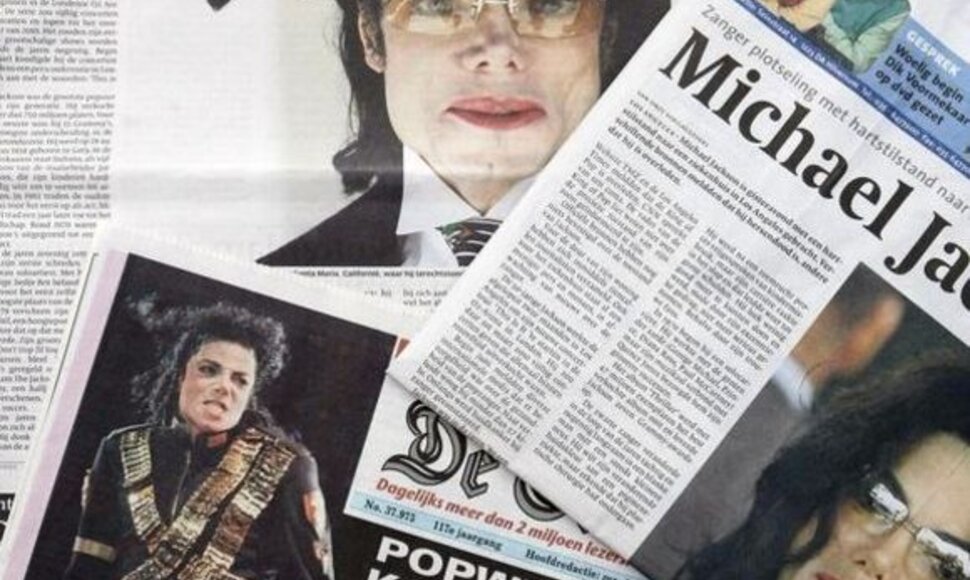 Laikraščiai, pranešantys apie Michaelo Jacksono mirtį.
