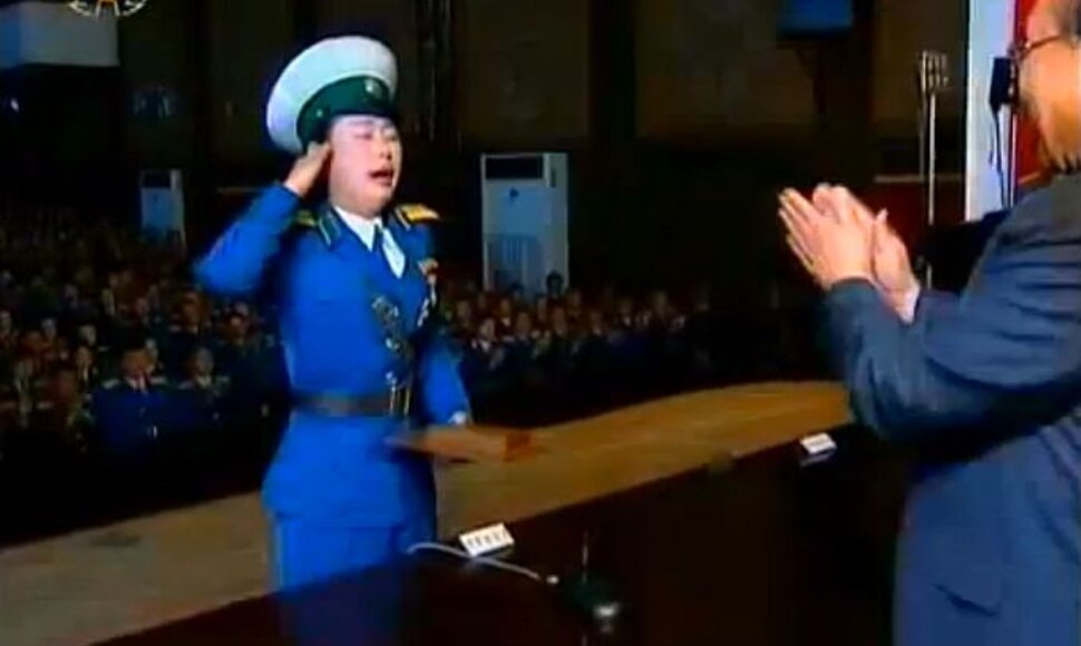 Ri Kyong-Sim atsiima apdovanojimą.