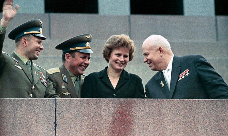 Valentina Tere&scaron;kova netrukus po skrydžio 1963 metais kartu su tuometiniu SSRS vadovu Nikita Chru&scaron;čiovu (de&scaron;inėje) ir kosmonautais (i&scaron; kairės) Jurijumi Gagarinu ir Pavelu Popovičiumi