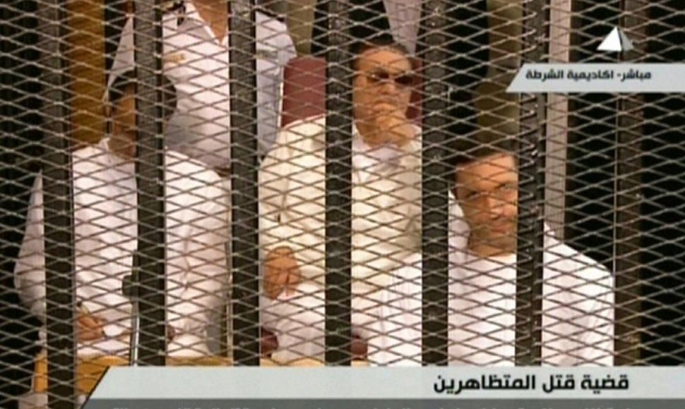 Hosni Mubarakas su savo sūnumis teismo narve