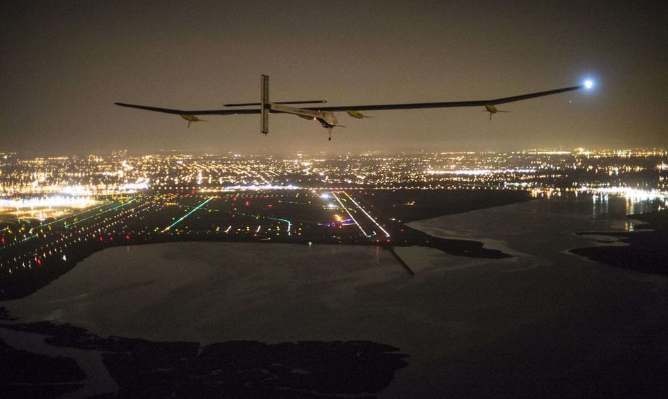 Saulės energija varomas lėktuvas „Solar Impulse“ artėja prie Johno F.Kennedy oro uosto Niujorke.