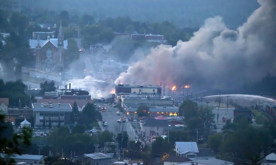 Ugniagesiai baigia užgesinti degantį traukinį.